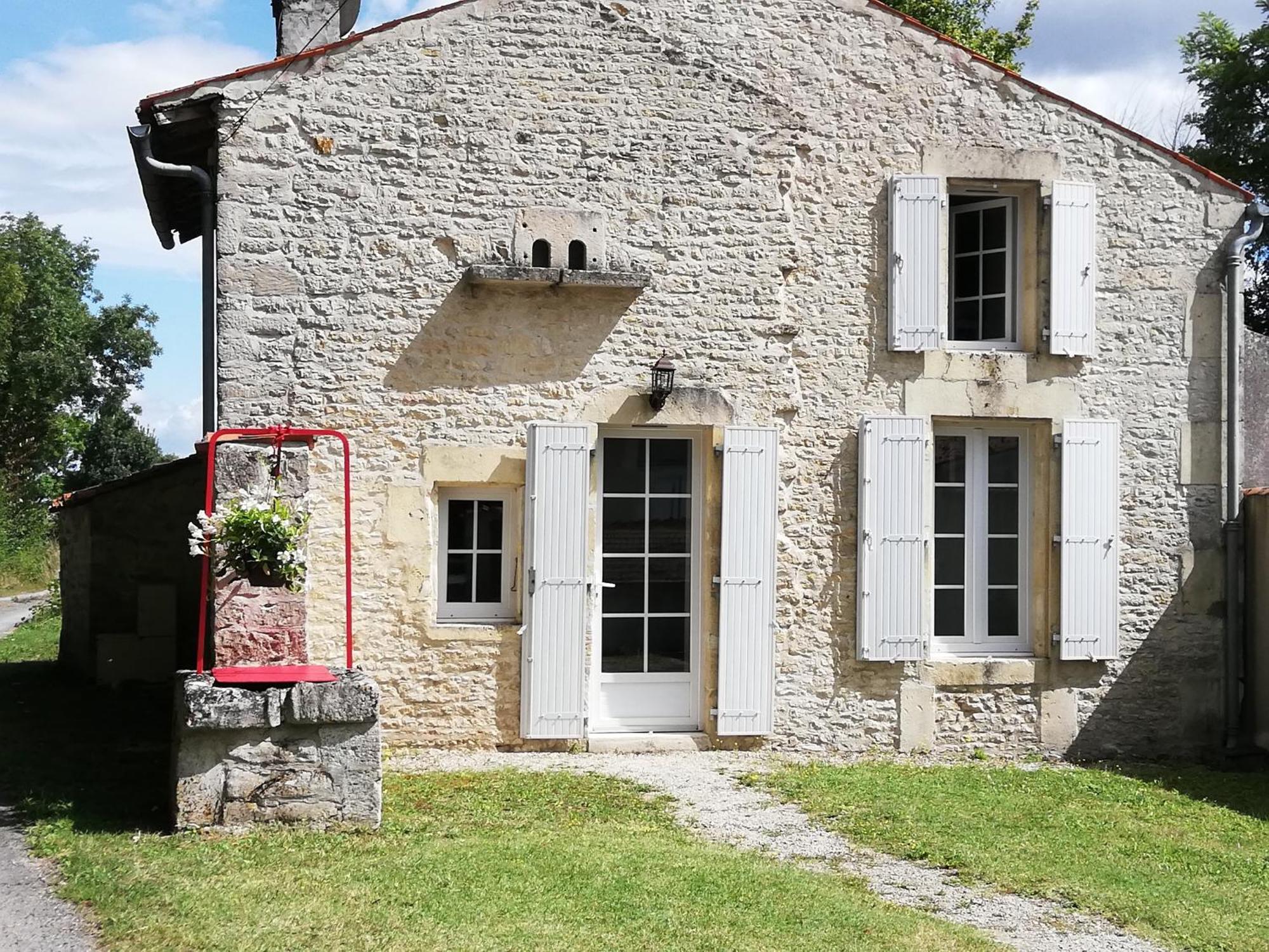 La Petite Maison Matha Екстериор снимка